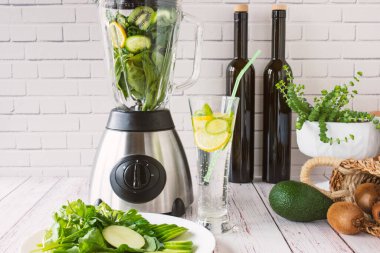 Mutfaktaki bir mikserde ev yapımı detoks içeceği hazırlıyorum. Detoks için yeşil smoothie