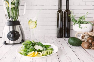 Mutfaktaki bir mikserde ev yapımı detoks içeceği hazırlıyorum. Detoks için yeşil smoothie