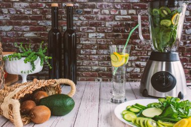 Mutfaktaki bir mikserde ev yapımı detoks içeceği hazırlıyorum. Yeşil smoothie