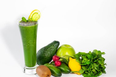 Sağlıklı bir diyet içeceği, terazide bir bardak diyet içeceği, kilo vermek için, içeriği olan yeşil bir içecek.