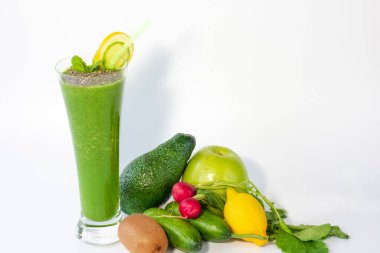 Sağlıklı bir diyet içeceği, terazide bir bardak diyet içeceği, kilo vermek için, içeriği olan yeşil bir içecek.