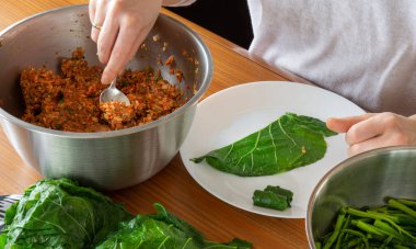 Lahana yeşili dolması. Et ve pirinçle doldurulmuş lahana, geleneksel Türk mutfağı. Kara lahana yuvarlanıyor