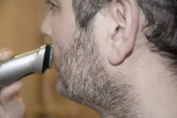 Een Man Scheert Zijn Baard Met Oplaadbare Machine Thuis Pandemie — Stockfoto