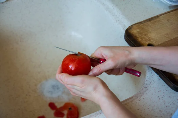 Woman Peeling Fresh Tomato Knife Married Woman Chopping Fresh Tomatoes — Stock Photo, Image