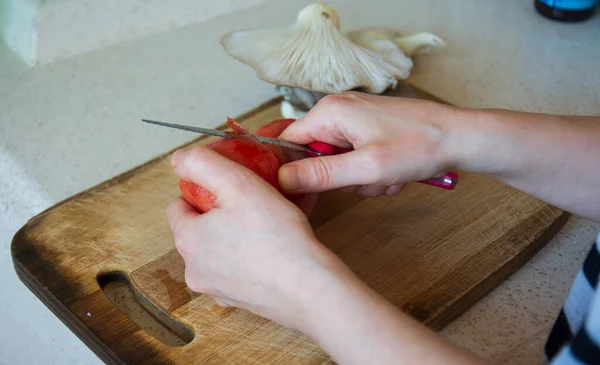 Woman Peeling Fresh Tomato Knife Married Woman Chopping Fresh Tomatoes — Stock Photo, Image