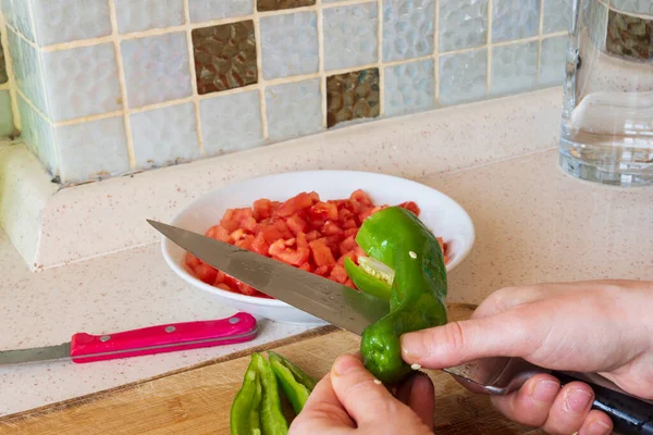 Woman Chopping Fresh Tomatoes Peppers Married Woman Chopping Fresh Tomatoes — Stock Photo, Image