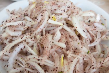 Baştan sona ev yapımı lahana hazırlığı. Kurutulmuş kırmızı biber tozu ve doğranmış mor soğan.