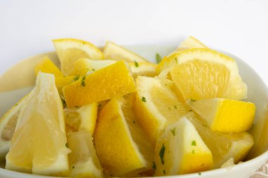 Baştan sona ev yapımı lahana hazırlığı. dilimlenmiş limon ve maydanoz.