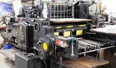 Heidelberg Silindiri yazdırma ve kesme makinesi. Farklı açı ve parçalara yakın çekim. Paslı, kirli ve yağlı.