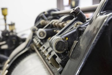 Heidelberg Silindiri yazdırma ve kesme makinesi. Farklı açı ve parçalara yakın çekim. Paslı, kirli ve yağlı.