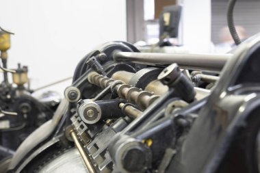 Heidelberg Silindiri yazdırma ve kesme makinesi. Farklı açı ve parçalara yakın çekim. Paslı, kirli ve yağlı.