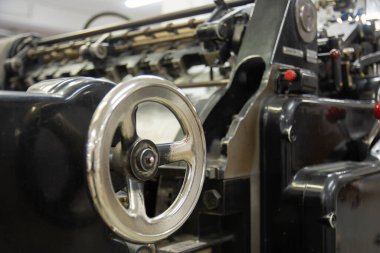 Heidelberg Silindiri yazdırma ve kesme makinesi. Farklı açı ve parçalara yakın çekim. Paslı, kirli ve yağlı.