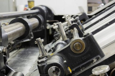 Heidelberg Silindiri yazdırma ve kesme makinesi. Farklı açı ve parçalara yakın çekim. Paslı, kirli ve yağlı.