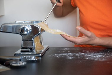 Makarna hamurunu evde makineyle açmak. Makarna yapmak
