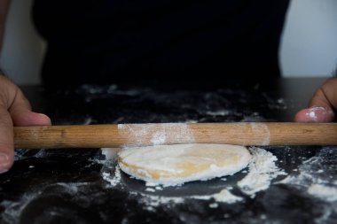 Evde makarna hamuru açmak, lazanya için mangır sarmak.