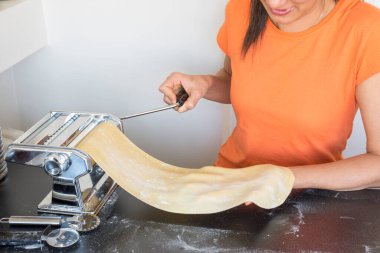 Makarna hamurunu evde makineyle açmak. Makarna yapmak