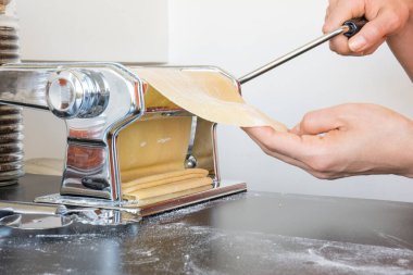 Makarna hamurunu evde makineyle açmak. Makarna yapmak