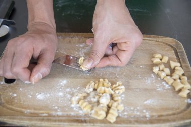Ev yapımı lezzetli tipik sardalya makarnası, İtalyan yemeği, elle sarma hamur.
