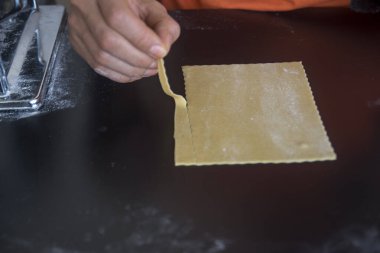 Tahta masada ev yapımı lazanya hazırlığı.