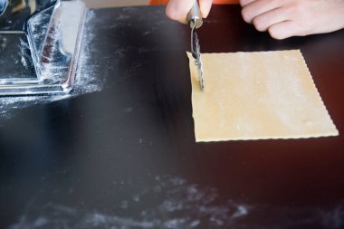 Tahta masada ev yapımı lazanya hazırlığı.