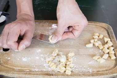Ev yapımı lezzetli tipik sardalya makarnası, İtalyan yemeği, elle sarma hamur.