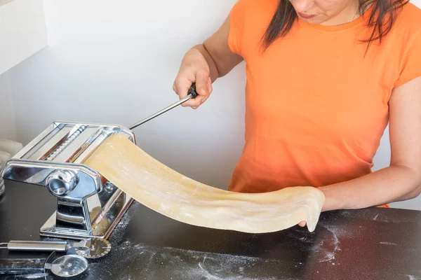 Makarna hamurunu evde makineyle açmak. Makarna yapmak