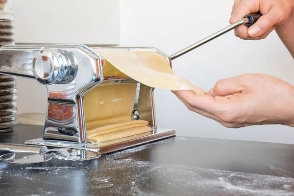 Makarna hamurunu evde makineyle açmak. Makarna yapmak