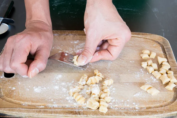 Ev yapımı lezzetli tipik sardalya makarnası, İtalyan yemeği, elle sarma hamur.