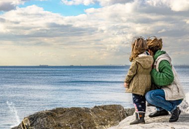 Uzaklara, anne ve kız