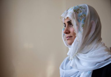 İşlemeli bir başörtüsü takan kadın, Ramazan 'da oruç tuttuktan sonra kahvesini içiyor. İftardan sonra tesettürlü kadınlar.