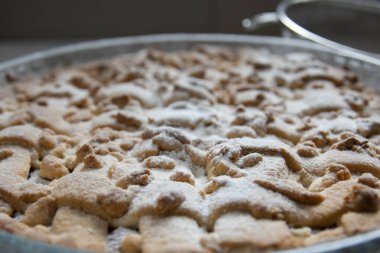 Arka planda elmalı taze elmalı turta. Seçici odaklı elmalı turta makrosu. yan görünüm