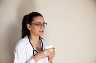 Genç bayan doktor mola veriyor. Kahve içip muhabbet ediyoruz. Seçici Odaklanma Yüzü.