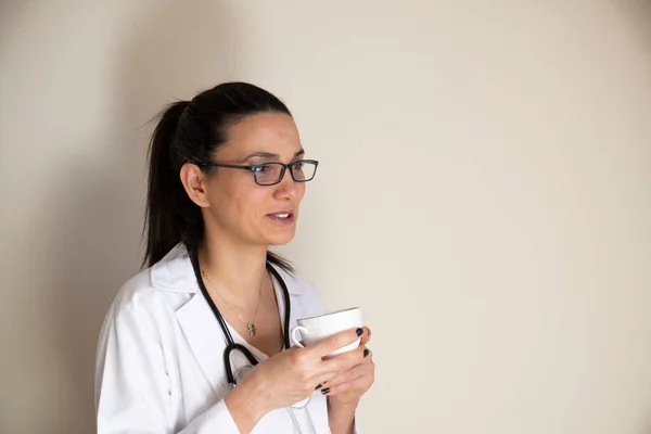 Genç bayan doktor mola veriyor. Kahve içip muhabbet ediyoruz. Seçici Odaklanma Yüzü.