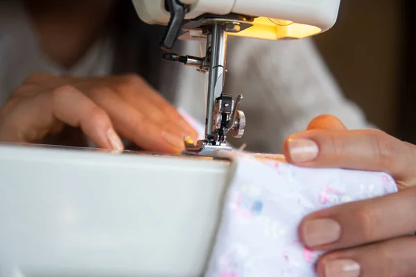 Young Woman Sews Clothes Sewing Machine Close — Stock Photo, Image