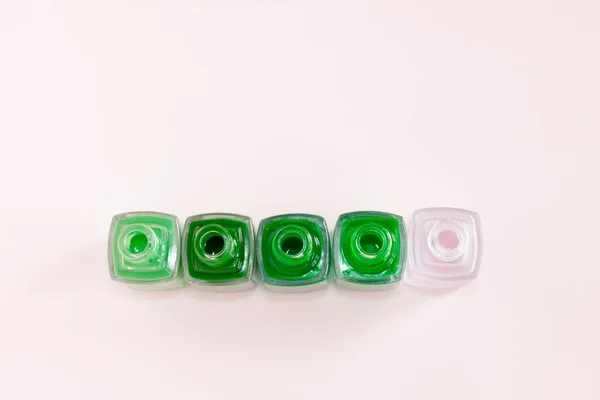 Tonos Verde Botellas Esmalte Uñas Colores Alineados Una Fila Oscuro — Foto de Stock