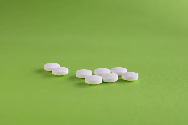 Szelektív Fókusz Tabletták Fehér Tabletták Zöld Földön — Stock Fotó