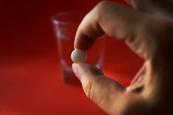 Mano Los Dedos Que Sostienen Cápsula Medicina Frente Píldora Enfoque — Foto de Stock