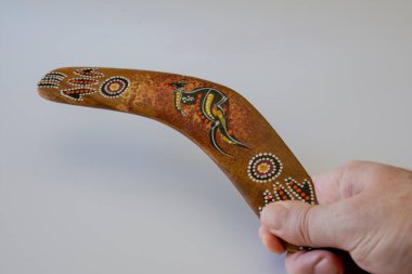 Renkli ve süslü bumerang. Avustralya hatırası, seçici odaklanma. izole edilmiş beyaz arkaplan.