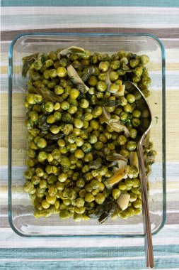 Zeytin yağı ve bezelye kabında pişirilmiş geleneksel Türk ve Akdeniz mutfağı.