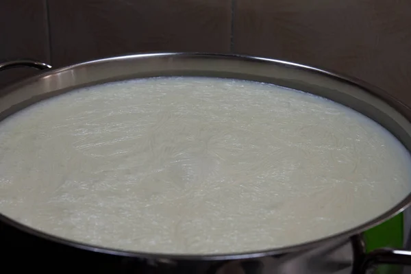 Fare Yogurt Prima Facciamo Bollire Latte Superficie Selettiva Del Latte — Foto Stock