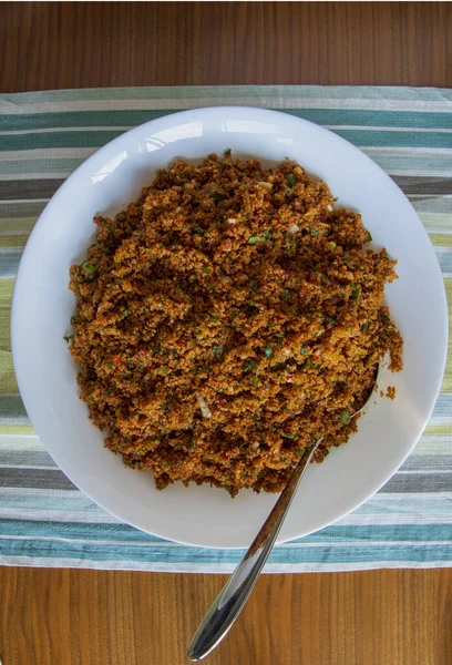 伝統的なトルコ料理からの食前酒 Ksrは粉砕小麦で作られました トマトペーストと細かく刻んだ緑 トップ表示 — ストック写真
