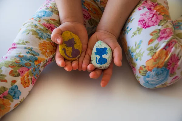 Little Girl Shows Her Father Stones She Has Painted Color — Stock Photo, Image