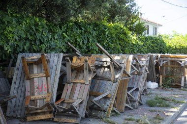 Heybeli Adası Seçici Odak Noktaları 'nda haftada bir kurulan sokak pazarının ahşap tezgahları.