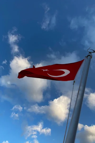 春の日には曇り空に輝く赤と白のトルコの旗 — ストック写真