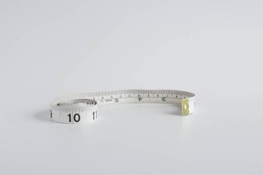 Terzinin mezurası bir tarafta inç diğerinde santimetre.