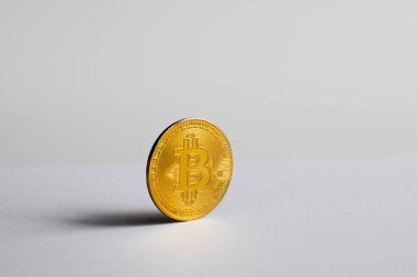 Beyaz arka planda duran madeni para. seçici odak para