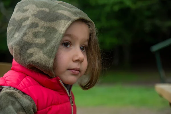 Весною Маленька Дівчинка Камуфляжі Ходить Національному Парку Абант Вибіркова Дівчинка — стокове фото
