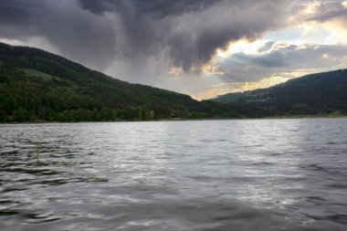 Bolu, Abant Gölü kıyısındaki ahşap gözlem güvertesinden harika bir göl manzarası.