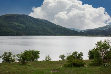 Bolu, Abant Gölü kıyısındaki ahşap gözlem güvertesinden harika bir göl manzarası.