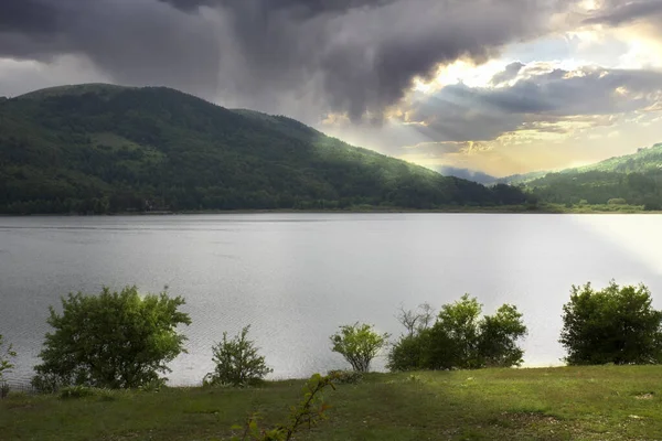 从阿班特湖边的木制观景台上俯瞰美丽的湖景 — 图库照片